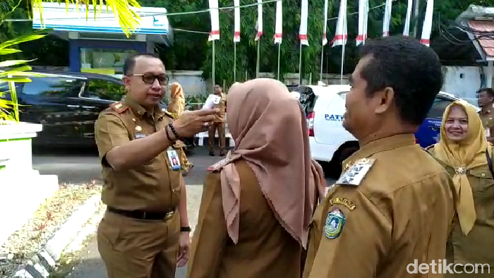 ASN Pemkot Parepare dicek suhu tubuh sebelum masuk kantor.