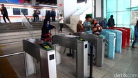 Pintu keluar yang biasanya disesaki oleh para penumpang terlihat lengang.