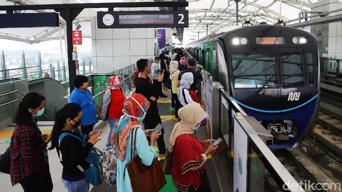 Jadwal operasional MRT dipersingkat untuk mencegah penyebaran virus corona. Pagi ini, terjadi antrian panjang di Stasiun MRT Fatmawati, Jakarta, Senin (16/3).