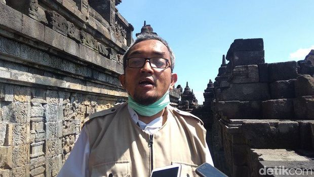 Begini Proses Penyemprotan Disinfektan di Stupa Candi Borobudur