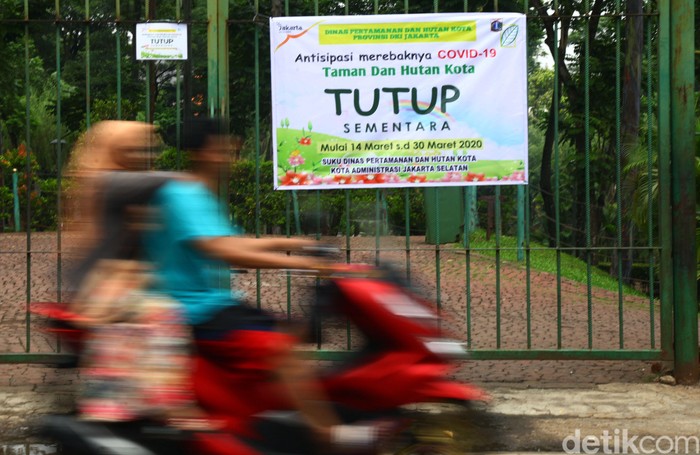 Dipintu gerbang masuk Taman  Spathodea Kebagusan terpampang spanduk tutup sementara untuk umum taman tersebut