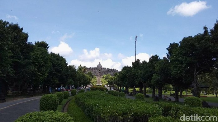 Suasana Candi Borobudur sepi karena adanya pembatasan pengunjung mulai hari ini, Senin (16/3) sampai Minggu (29/3). Pengunjung pun hanya bisa melihat kemegahan bangunan itu dari bawah di luar pagar zona 1.