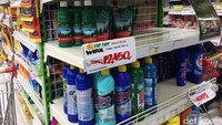 Tak hanya itu, pembersih lantai pun juga diborong. Ternyata, cairan pembersih lantai yang punya kandungan disinfektan itu laris dibeli.