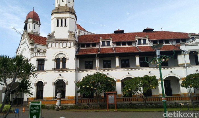 Salah satu dari 40 destinasi wisata di Jawa Tengah ditutup untuk antisipasi penyebaran virus covid-19 atau corona adalah Lawang Sewu Semarang. Gedung bersejarah itu sepi dan terlihat ada pengumuman di gerbang masuk.
