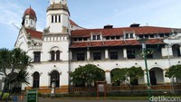 Gubernur Jawa Tengah Ganjar Pranowo mengeluarkan imbauan penutupan untuk 40 destinasi wisata di daerahnya. Salah satunya Lawang Sewu.