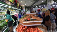 Salah satu swalayan yang diserbu warga terletak di Rawamangun, Jakarta Timur.