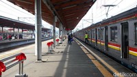 Biasanya stasiun ini selalu penuh sesak oleh penumpang.