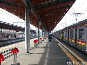 Ada Pohon Tumbang di Depok, Perjalanan KRL Terganggu