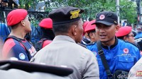 Aksi ini mendapat penjagaan dari aparat kepolisian.