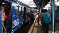Kereta rel listrik (KRL) disebut Gubernur DKI Jakarta Anies Baswedan memiliki risiko besar kontaminasi wabah corona (Covid-19).