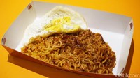 Bagi yang sedang berhemat tapi masih ingin makan di luar bisa pesan menu Mie Julid BPJS (Budget Pas-pasan Jiwa Sosialita) dengan harga Rp 11.000 saja. Mie disajikan dengan telur mata sapi dan bumbu sambal balado yang terdiri dari level 1-5. Foto: doc. detikfood