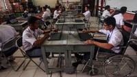 UNBK juga digelar di SMK Negeri 1, Palangkaraya, Kalimantan Tengah, Senin (16/3/2020). Pelaksanaan UNBK di Palangkaraya tetap diselenggarakan di tengah pandemi COVID-19 dengan protokol pencegahan sebagai antisipasi penularan. Antara FotoMakna Zaezar.
