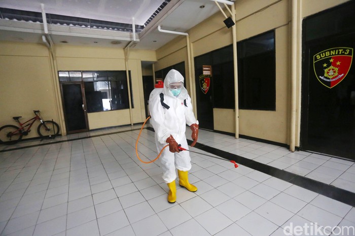 Petugas PMI melalukan penyemprotan disinfektan di Polsek Menteng, Jakarta, Senin (16/3/2020). Penyemprotan ini dilakulan guna mencegah penyebaran virus corona.