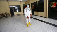 Petugas melakukan penyemprotan disinfektan di Polsek Menteng, Jakarta Pusat.