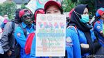 Buruh Demo Tolak RUU Omnibus Law di Gedung Sate