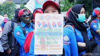 Mereka Berunjukrasa menolak Rancangan Undang-undang (RUU) Omnibus Law Cipta Kerja.