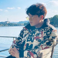 Tapi aku tidur cepat dan bangun cepat. Aku tidur sekitar pukul 11 malam dan bangun pukul 7 pagi. Mereka bilang penting untuk tidur paling tidak delapan jam. Baiknya ada jeda lima jam di antara sarapan, makan siang, makan malam, dan tidur, tutur pria 34 tahun itu. Foto: Instagram @earlyboysd