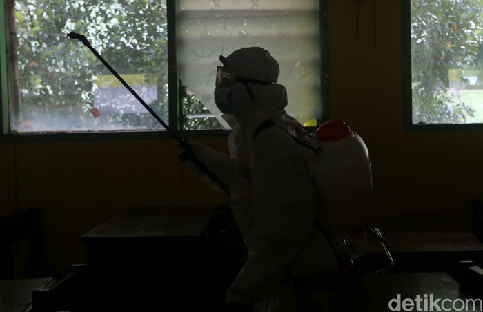 Petugas PMI melakukan penyemprotan disinfektan di SMP 216 dan SMA 68 Jakarta, Senin (16/3/2020). Hal ini dilakukan guna mencegah penyebaran virus corona.