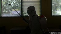 Seluruh ruang kelas disemprot.