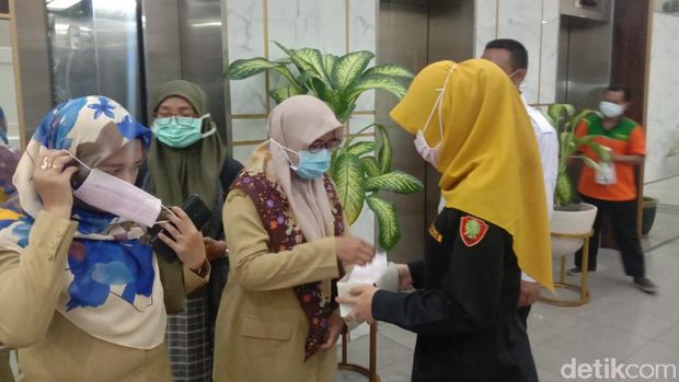 Pembagian masker di Pemkot Surabaya/