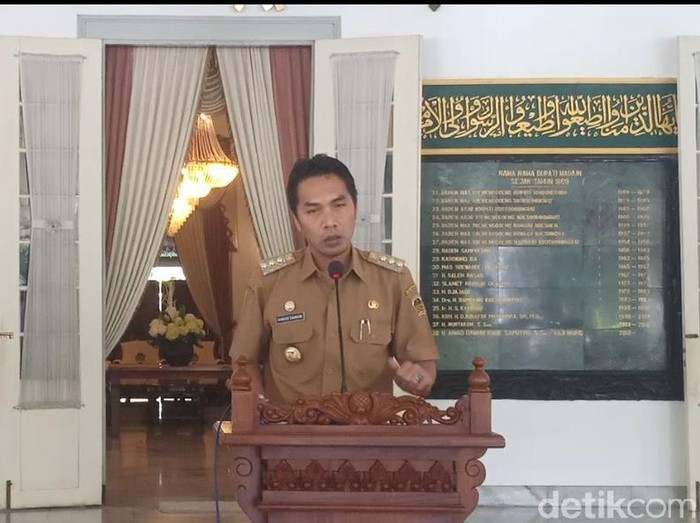 Bupati Madiun H Ahmad Dawami mengimbau semua sekolah mengizinkan muridnya belajar di rumah. Kemudian ia juga menutup semua loaksi wisata.