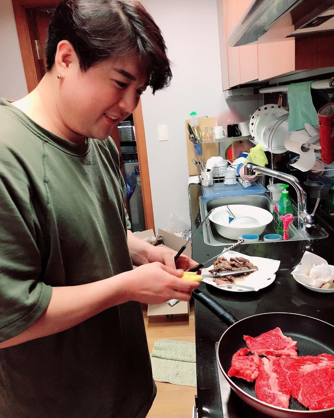 Sebelumnya Shindong Super Junior dikenal sebagai satu-satunya idol aktif yang bertubuh gemuk. Sejak dulu, pria yang juga MC dan penyiar itu pun sudah sering bergelut dengan berat badannya yang naik turun. Foto: Instagram @earlyboysd