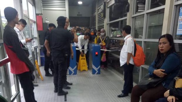 Antrean di Halte Sunter Boulevard karena ada pembatasan penumpang