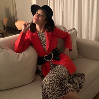 Olga Kurylenko menambah daftar insan Hollywood yang positif corona setelah Tom Hanks dan Istrinya, Rita Wilson. Kepada 576 ribu pengikutnya di Instagram, Minggu (15/3/2020), Olga mengumumkan dirinya sakit karena virus tersebut. Beberapa hari sebelumnya, ia sempat mengunggah foto momen stylish-nya. Berpose di atas sofa, ia bersolek dalam balutan dress animal-print yang dibungkus blazer merah. Gayanya kian sempurna dengan oversized-belt dan topi hitam bergaya vintage. Foto: Getty Images