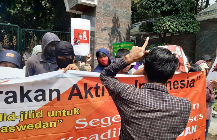 Gerakkan Aktivis Indonesia kembali menggelar aksi demo di depan Kejaksaan Agung. Mereka menuntut Novel Baswedan diperiksa kembali untuk kasus Sarang Burung Walet.