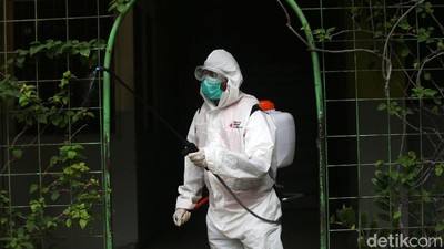 Penyemprotan Disinfektan di Sekolah
