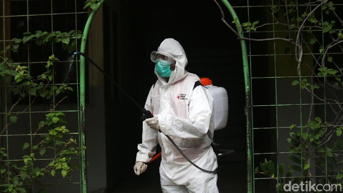 Penyemprotan Disinfektan di Sekolah Petugas PMI melakukan penyemprotan disinfektan di SMP 216 dan SMA 68 Jakarta, Senin (16/3/2020). Hal ini dilakukan guna mencegah penyebaran virus corona.