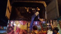 Tim Balai Gakkum Sumatera memeriksa kayu yang diangkut oleh truk. Istimewa/KLHK.