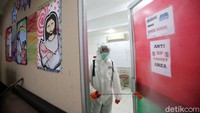 Setiap ruangan di gereka tersebut juga disemprot disinfektan.