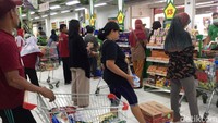 Pengunjung cukup padat, padahal toko baru dibuka pukul 09.00 WIB.