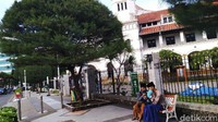 Untuk diketahui, 40 destinasi wisata di Jawa Tengah ditutup mulai hari ini. Hal itu diungkapkan Gubernur Jateng, Ganjar Pranowo usai rapat terbatas di kantornya.