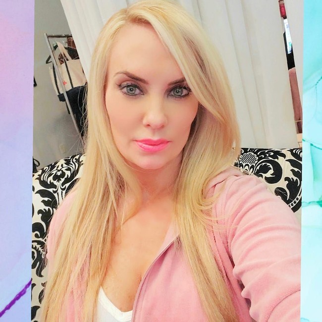 Coco Austin berbagi foto Instagram menyusui putrinya, Chanel, yang berusia empat tahun kepada tiga juta lebih pengikutnya di media sosial. Aksinya itu pun mendapatkan kritik online. Foto: Instagram