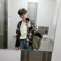 Meski mengaku dibantu oleh klinik, pemilik nama asli Shin Dong Hee tersebut tidak ingin kelihatan mengambil jalan pintas. Karena itu, ia tetap sering tampil di televisi agar orang bisa melihat perubahannya. Aku sengaja tampil dalam acara siaran setiap hari. Aku ingin menunjukkan kepada mereka bahwa aku turun berat badan setiap hari, kata Shindong. Foto: Instagram @earlyboysd