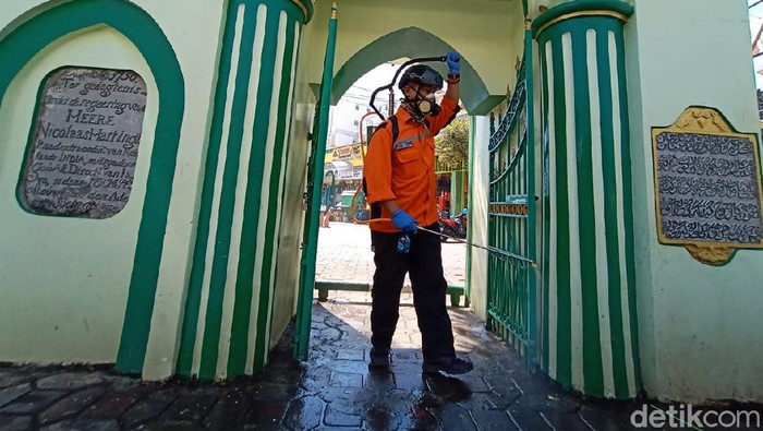 Masjid Agung Semarang disemprot desinfektan, Senin 916/3/2020).