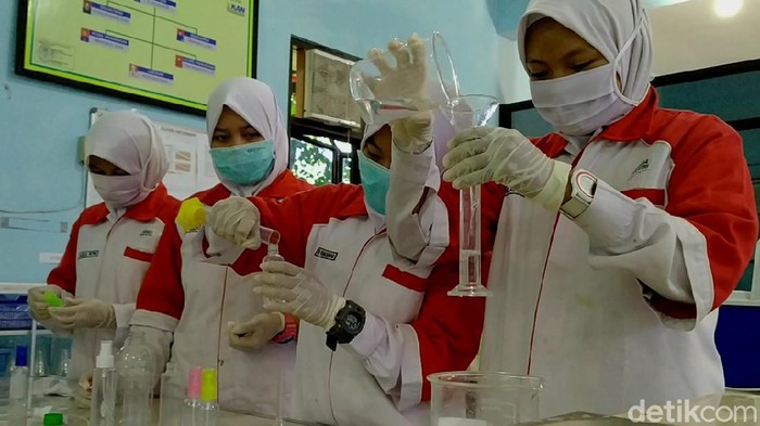 SMK Muhamadiyah Kajen, Kabupaten Pekalongan bikin hand sanitizer, Senin (16/3/2020).