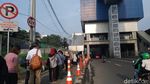 Potret Antrean Penumpang Meluber hingga Keluar Stasiun MRT
