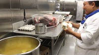 Agar ribuan penumpang tidak kelaparan, setiap harinya ada 8 kepala chef yang bertugas di pagi hari. Kemudian 8 chef bertugas di malam hari. Foto: Istimewa