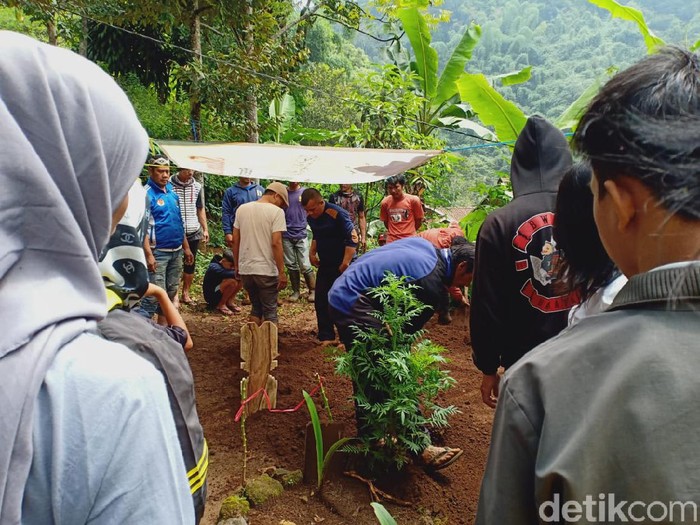 Crosser tewas usai disengat kawanan lebah di Gunung Tangkuban Perahu