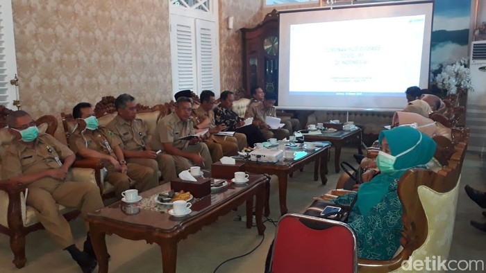 Rapat koordinasi terkait virus Corona di Pringgitan, Banjarnegara, Senin (16/3/2020).
