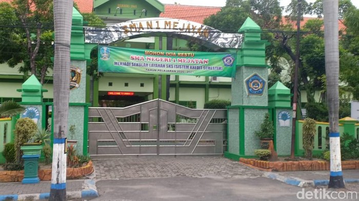 Sekitar 320 orang dalam rombongan studi tur SMAN 1 Mejayan Kabupaten Madiun dipaksa pulang dari Pulau Bali terkait virus corona. Bupati Madiun menelepon langsung pihak sekolah.