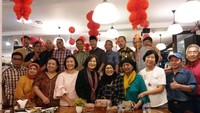 Sukses menjadi Menteri, Budi Karya juga masih menyempatkan diri untuk berkumpul dengan kawan lamanya. Seperti yang tampak pada foto ini. Ia bahkan mengabadikan momen dengan berfoto bersama sambil menunggu pesanan tiba. Foto: Instagram @budikaryas