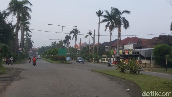 Suasana lalu lintas di Kemang Bekasi tampak lengang