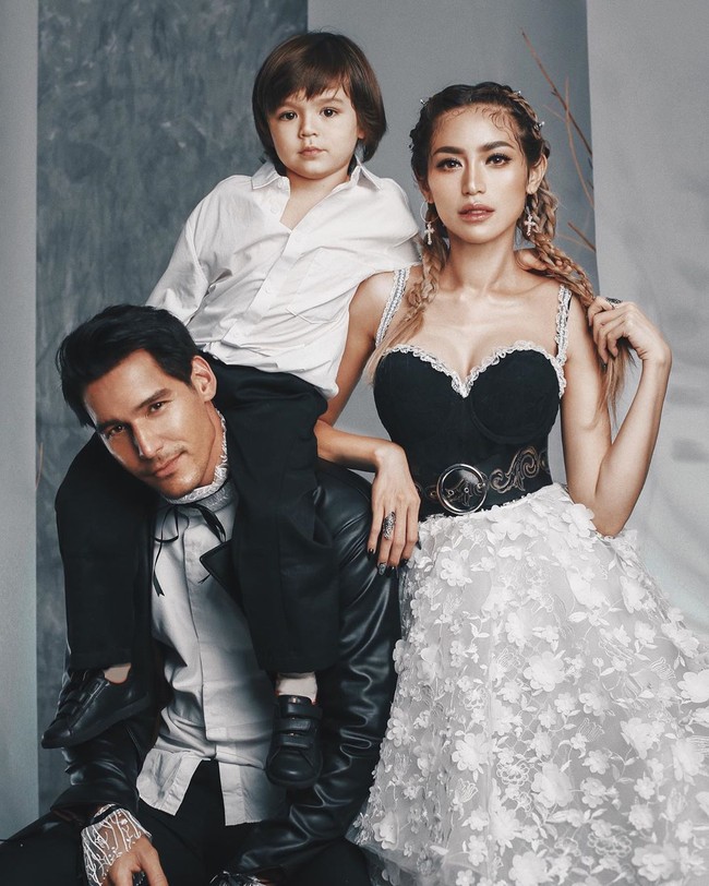 Dari pernikahan dengan Ludwig, Jessica Iskandar dikaruniai seorang anak laki-laki yang menggemaskan, El Barack Alexander. Kini El sudah sangat dekat dengan Richard Kyle bahkan tak segan memanggil bintang iklan tampan itu sebagai daddy. Foto: Instagram @inijedar