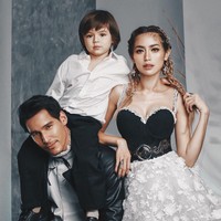 Dari pernikahan dengan Ludwig, Jessica Iskandar dikaruniai seorang anak laki-laki yang menggemaskan, El Barack Alexander. Kini El sudah sangat dekat dengan Richard Kyle bahkan tak segan memanggil bintang iklan tampan itu sebagai daddy. Foto: Instagram @inijedar