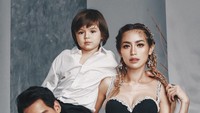 Jessica Iskandar sendiri menyebut jika Richard sedang dalam penyembuhan penyakit di kakinya itu sehingga tak bisa bersamanya.