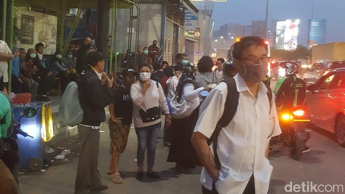 Kondisi penumpang transjabodetabek reguler di halte kawasan Bekasi